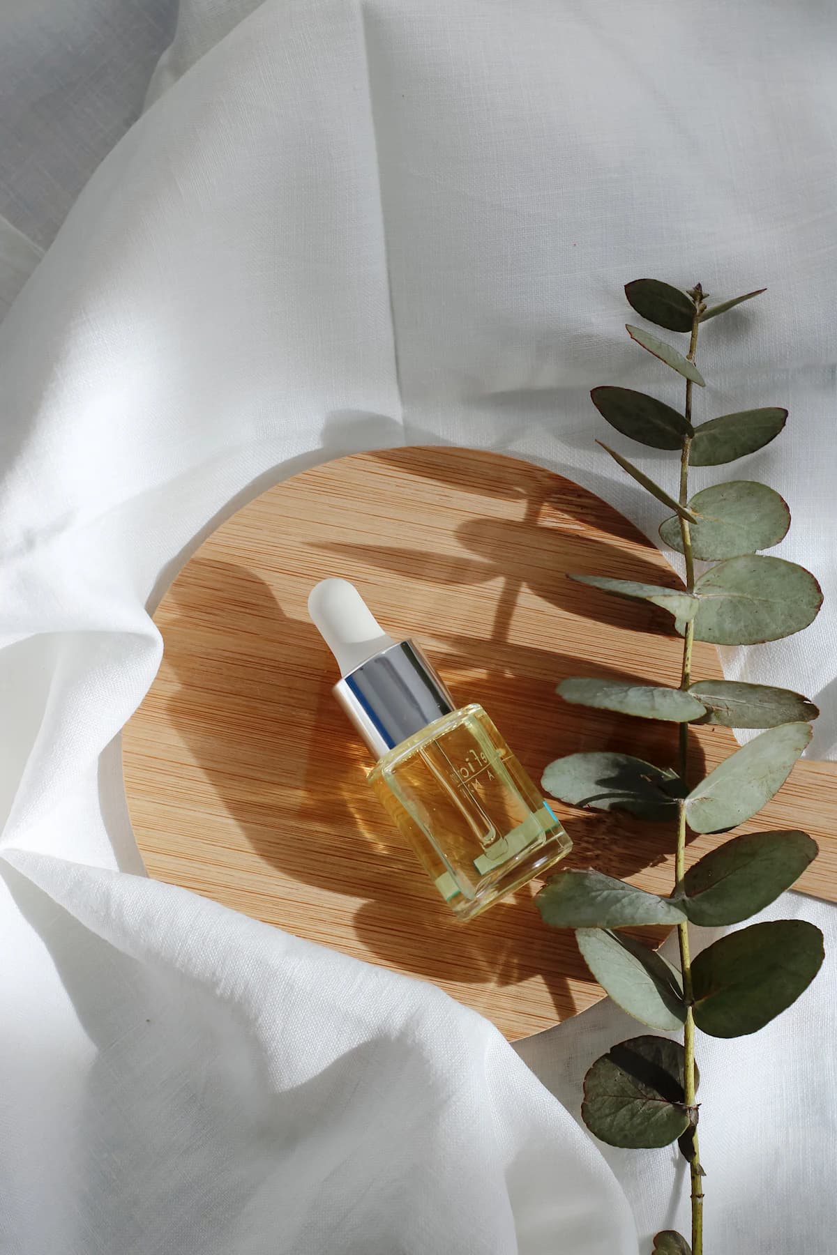 Vrouw brengt een verzachtende hyaluronzuurserum aan op haar gezicht na een microneedling-behandeling