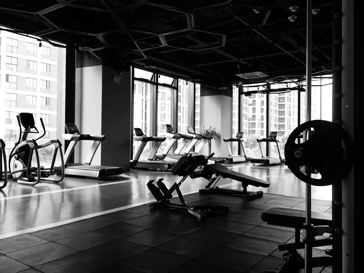 Deelnemer van een detoxretraite stapt onder begeleiding van een instructeur een ijsbad in tijdens een koude-sessie buiten