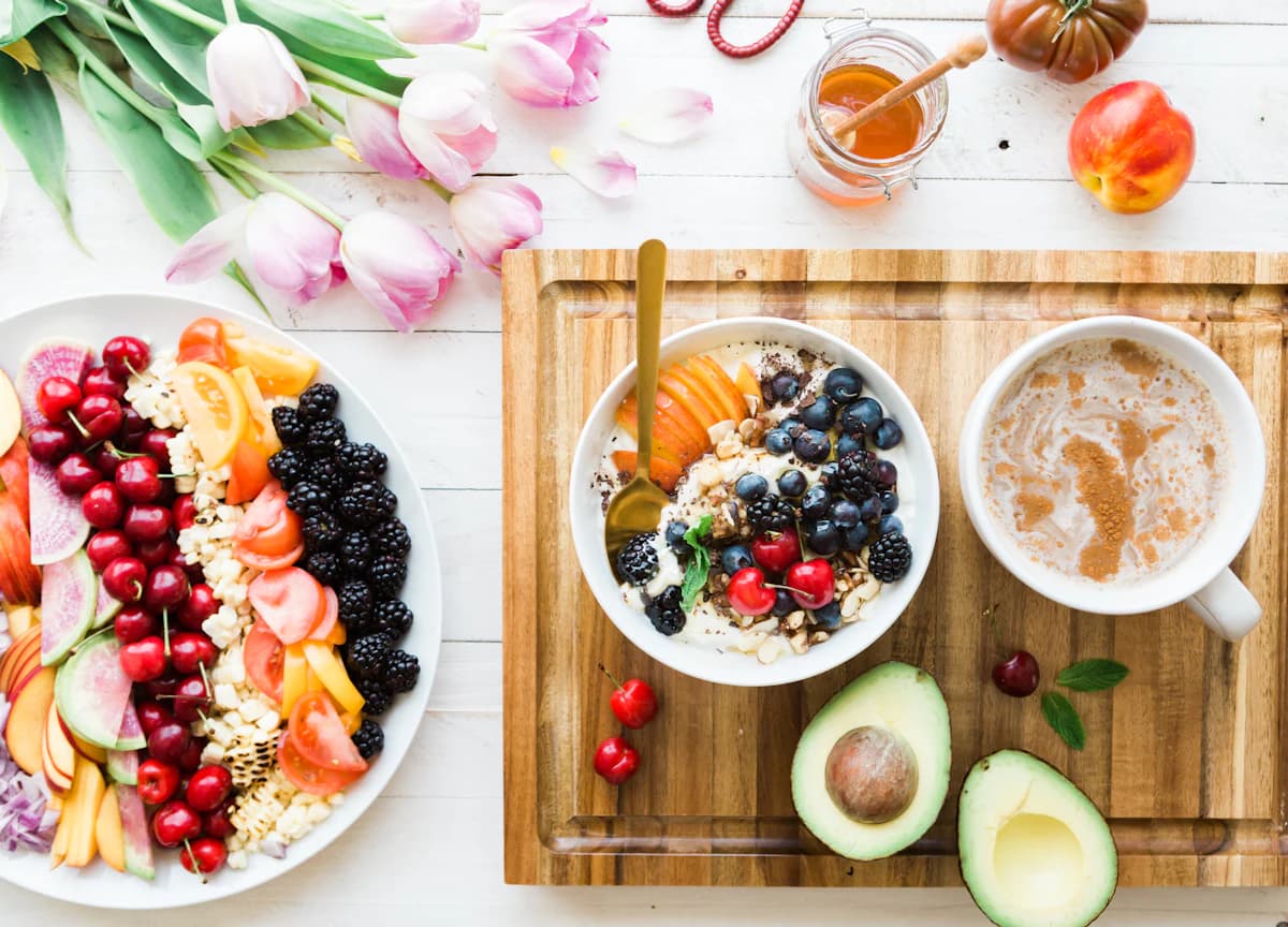 Deelneemster van een detoxretraite drinkt een vers geperst groentesap buiten in de natuur