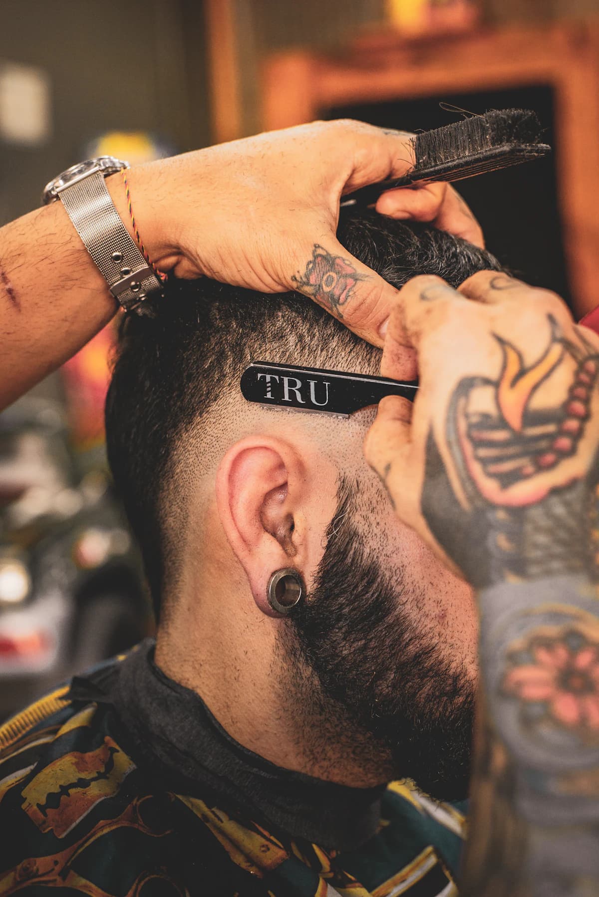 Turkse kapper scheert met een mes de baard van een klant in een kapsalon