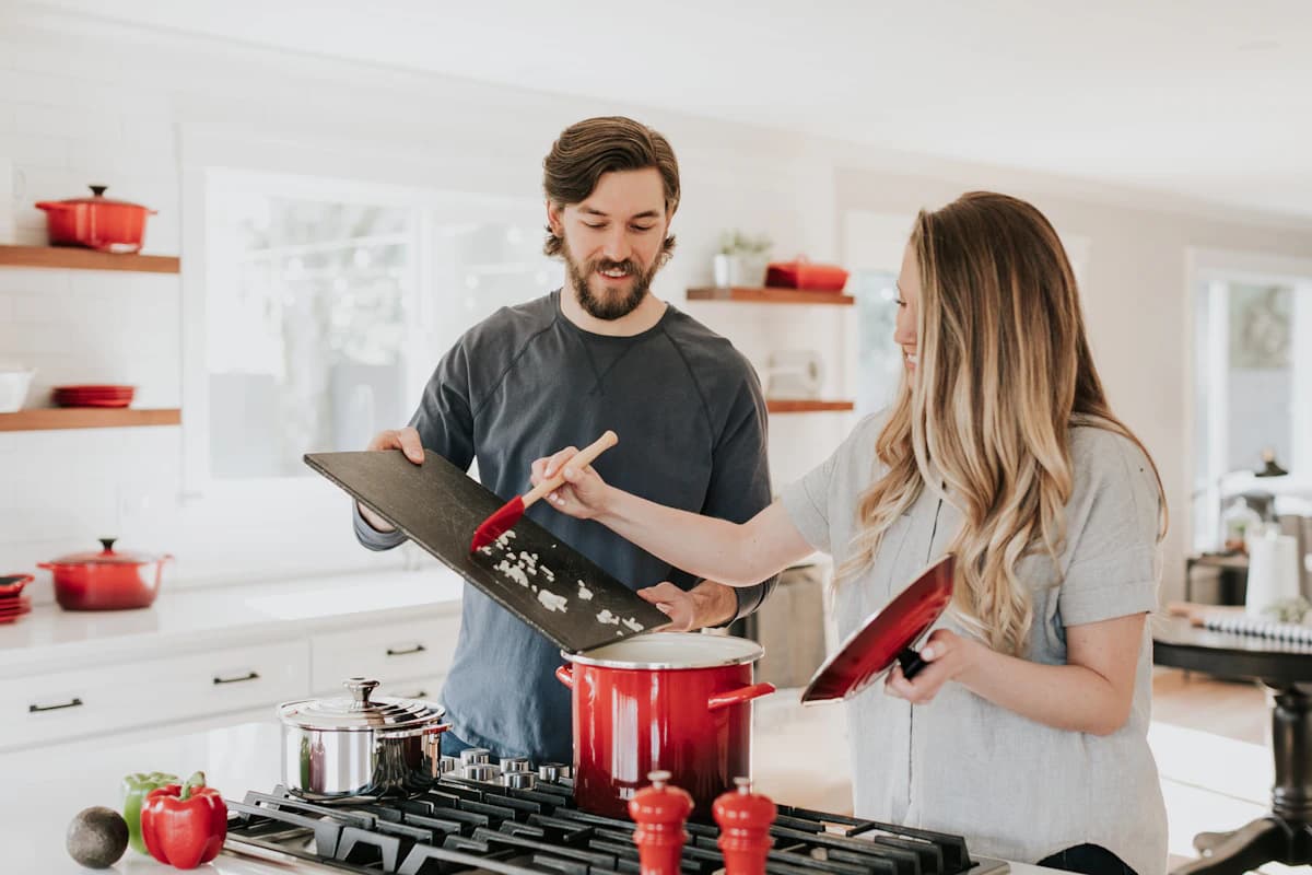 Vrouw in de overgang in gesprek met een lifestyle coach over slaap, energie en beweging