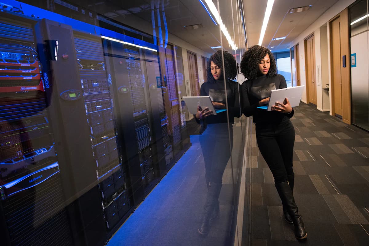 Vrouw sluit haar laptop bewust af aan het einde van de werkdag als onderdeel van coaching rond werk-privé balans