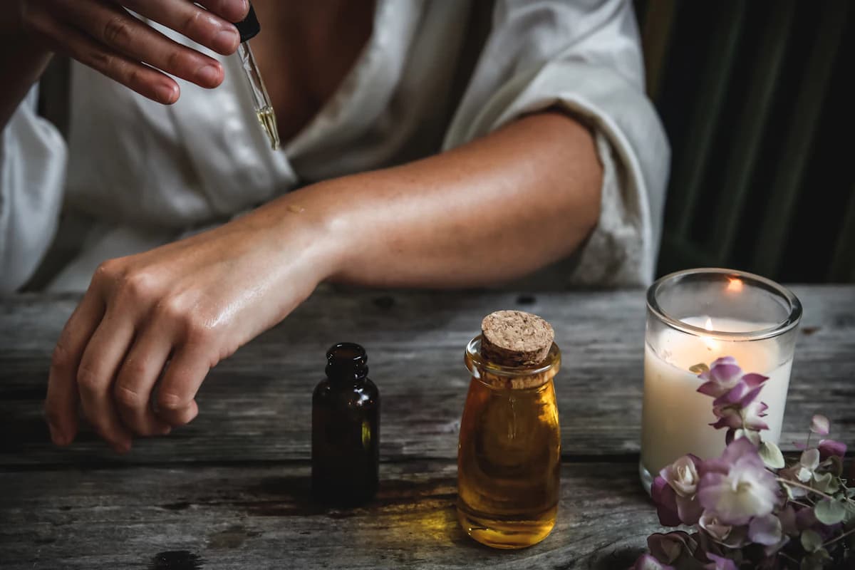 Cadeaubon voor een massage ligt naast een lintje op een houten tafel in een massagesalon