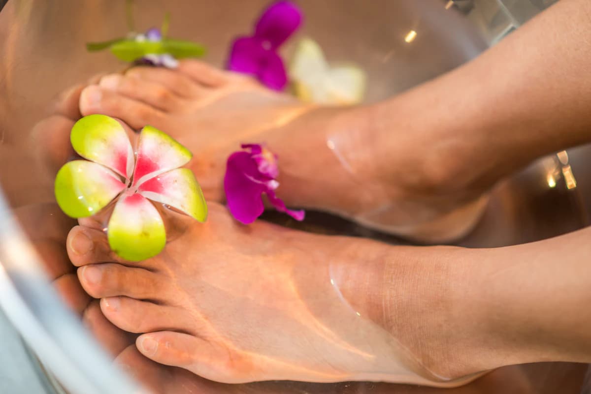 Masseur oefent gerichte druk uit op de voetzool van een cliënt tijdens een voetreflexmassage