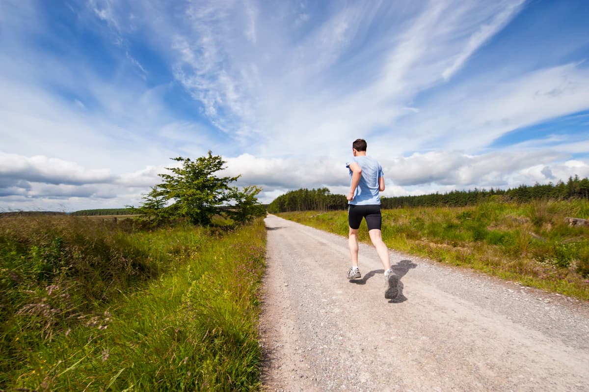 Loopschoenen en verzorgde voeten van een hardloper na een training langs een Belgisch park
