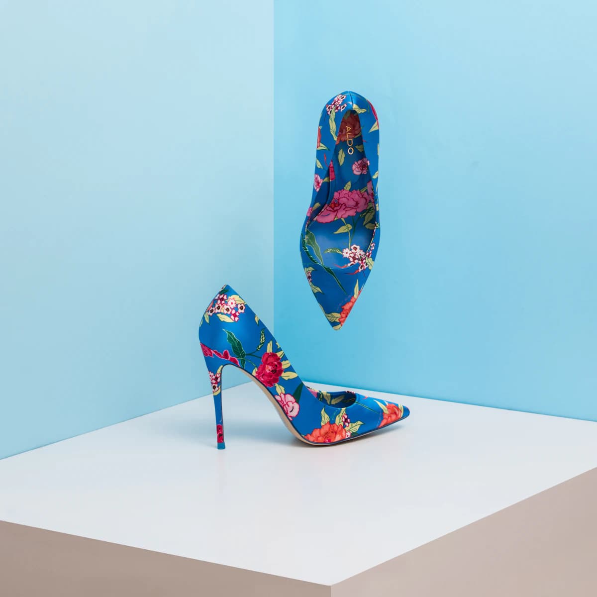 Een paar elegante hoge hakken naast verzorgde, blote voeten, met accessoires voor voetverzorging