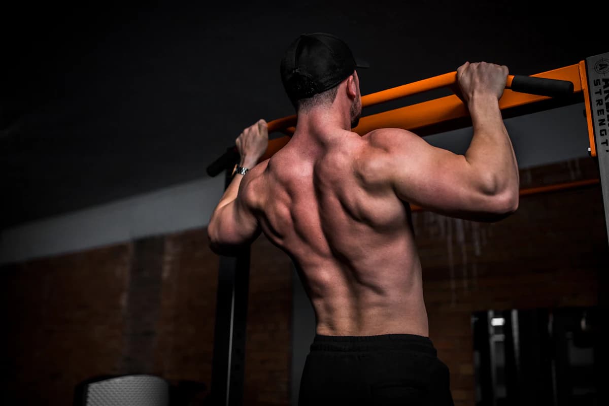 Fitnessruimte met kettlebells, halters en timer voor HIIT-training onder begeleiding van een personal trainer