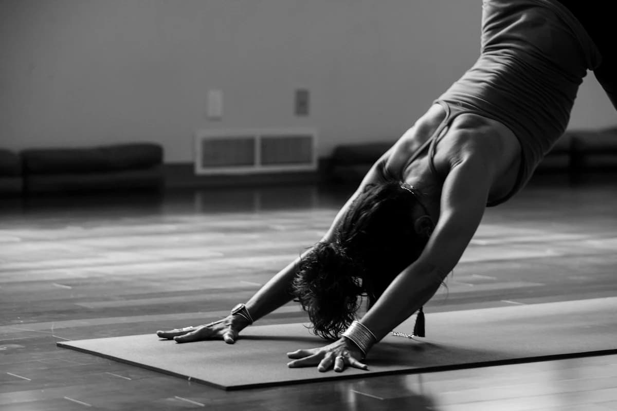 Man in sportkleding oefent voor het eerst een yogahouding tijdens een beginnersles in een studio