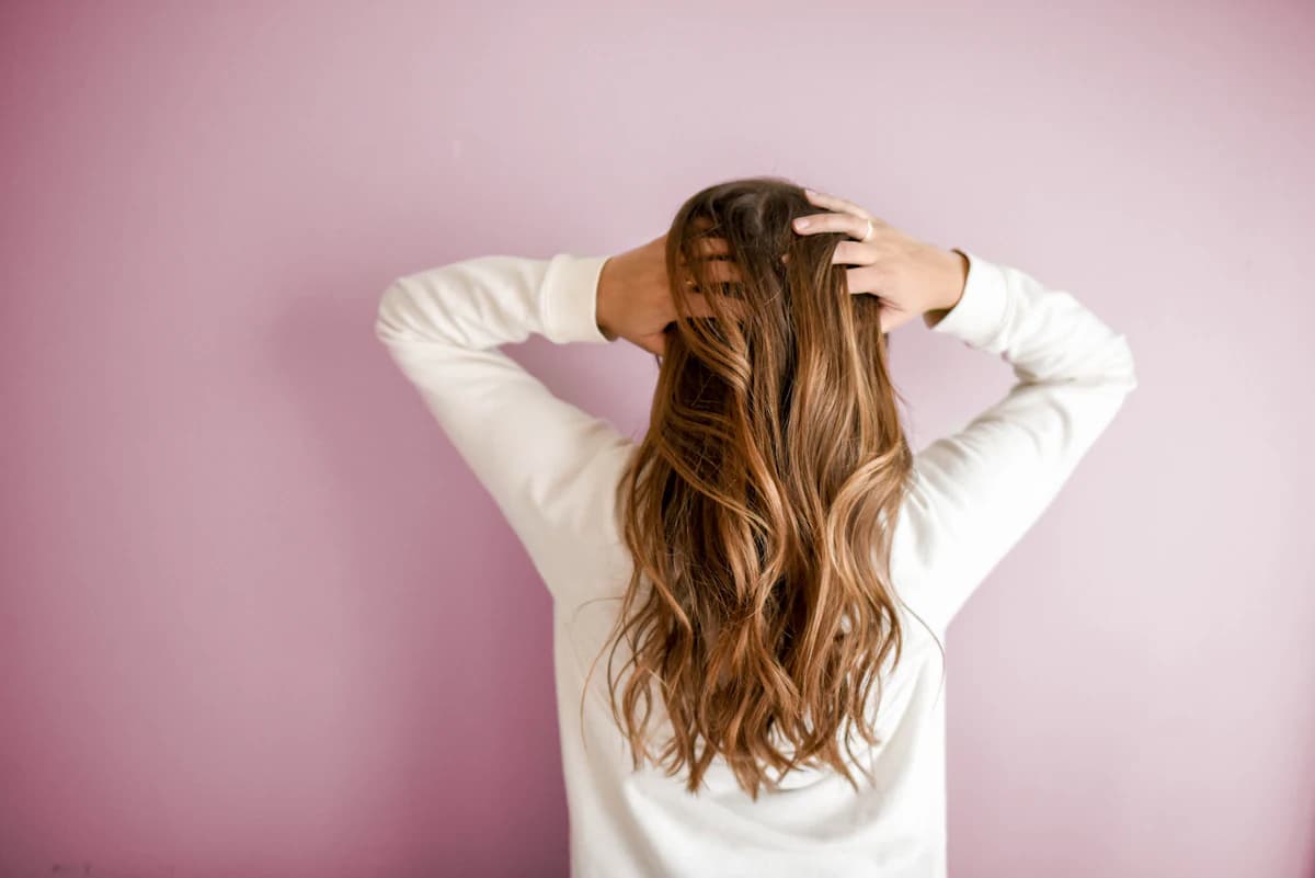 Behandelaar houdt een dermapen bij de wang van een cliënte tijdens een sessie collageen-inductietherapie