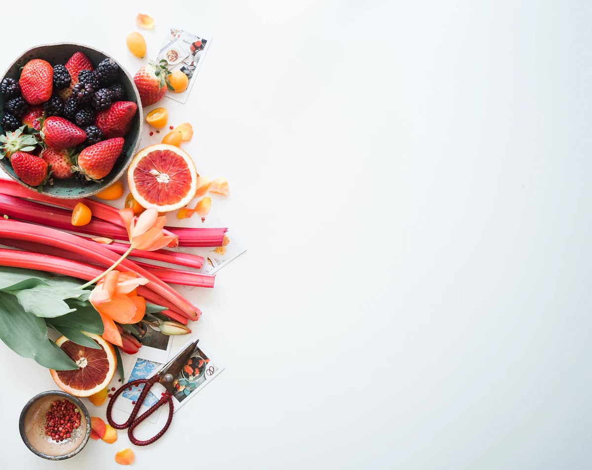 Prijsoverzicht en brochures van detox retraites op een houten tafel in een wellnesscentrum
