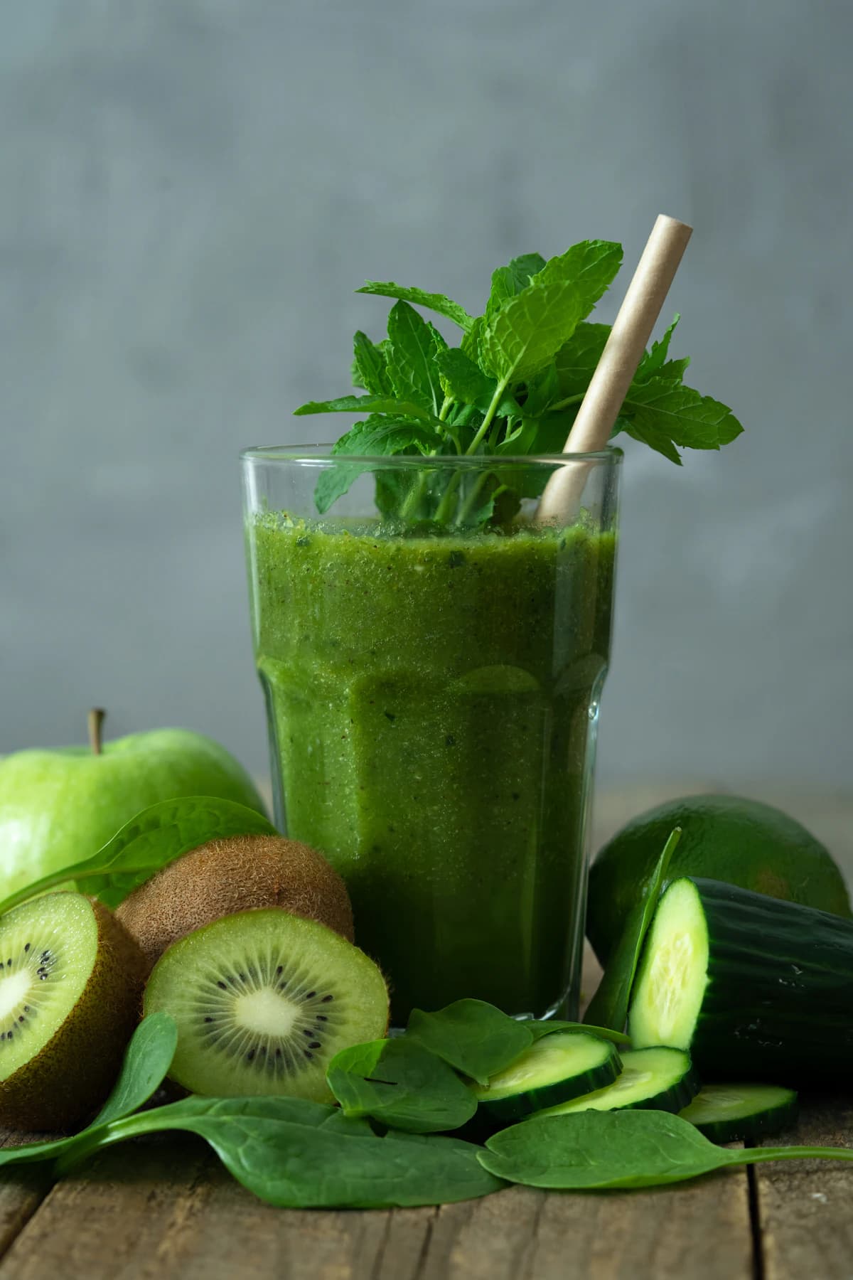 Vers geperste groente- en fruitsappen in glazen flessen klaargezet voor een sapkuur op een detox retraite