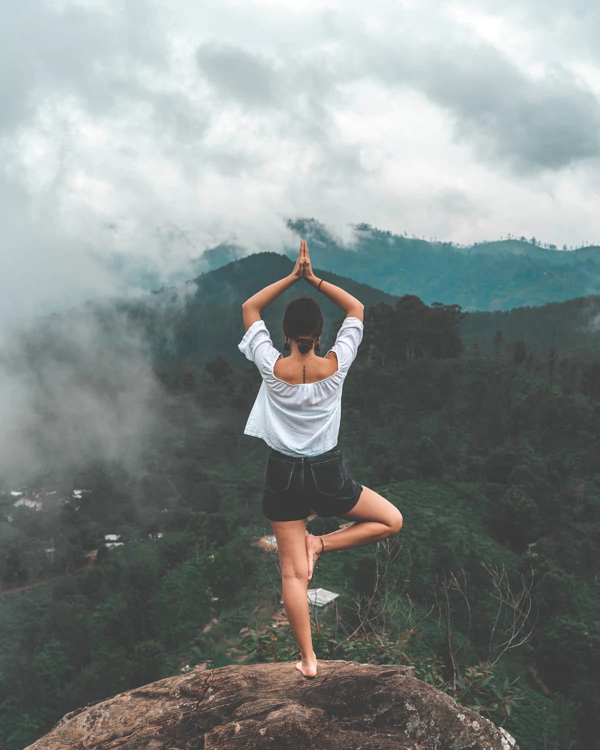 Groep deelnemers doet een rustige yogasessie in de openlucht tijdens een detox retraite
