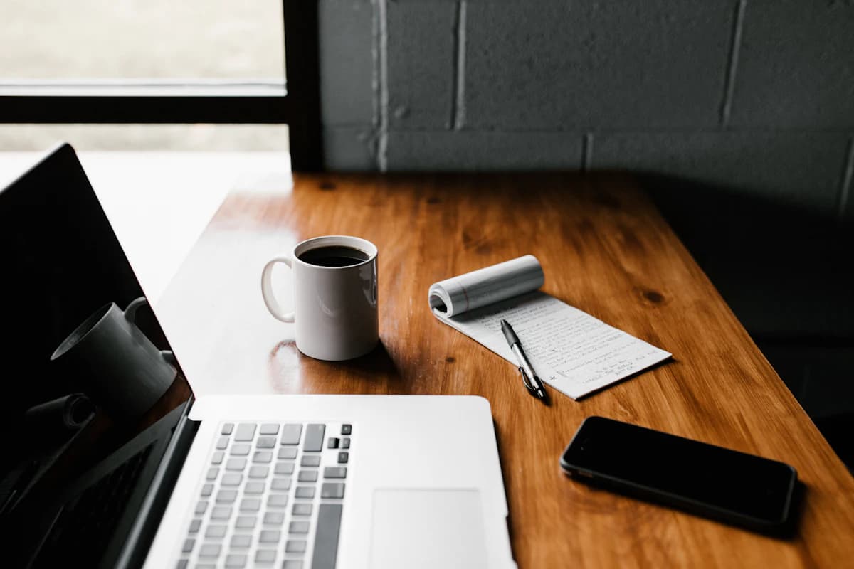 Laptop met online reviews van wellnesszaken en notities