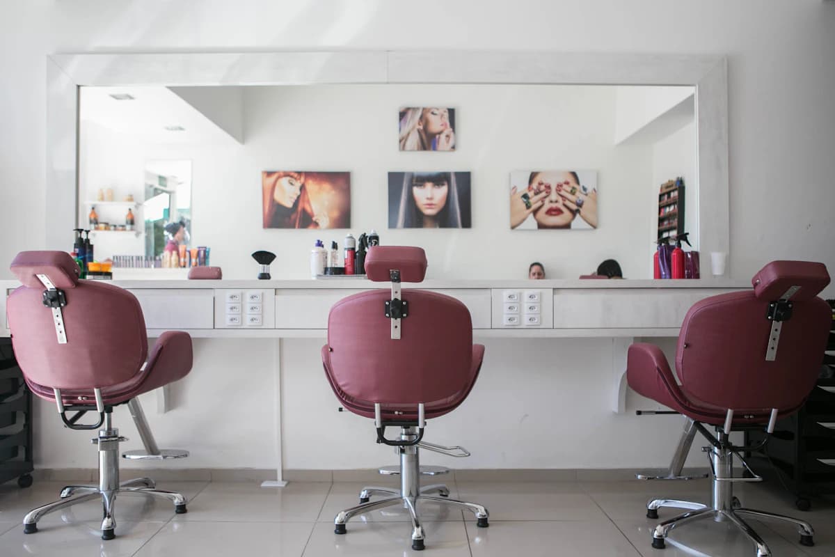 Kapper knipt haar van een klant in een kapsalon