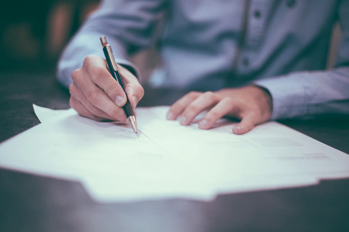 Consument noteert klacht over een wellnessbehandeling met factuur en agenda