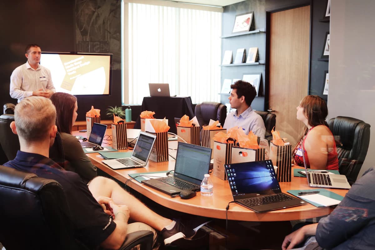 Lifestyle coach noteert doelen en gewoontes samen met een cliënt tijdens een coachingsessie