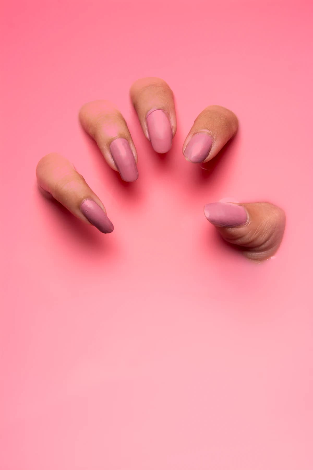 Nagelstyliste werkt met gesteriliseerde instrumenten aan een propere, opgeruimde manicuretafel in een Vlaamse nagelstudio