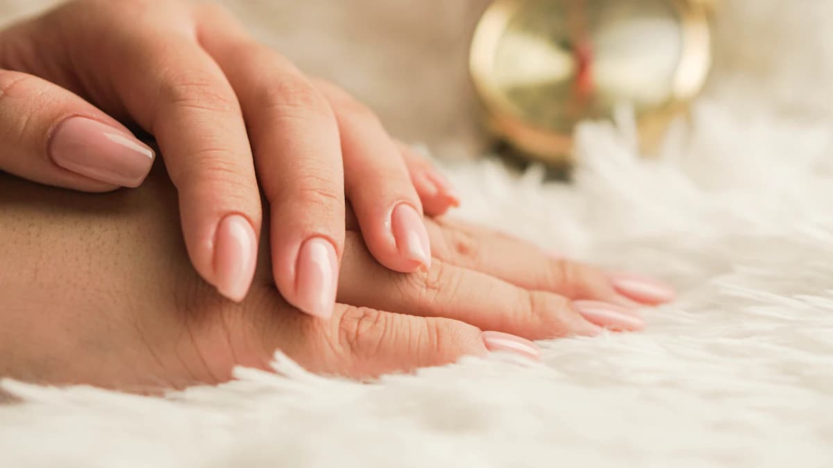 Close-up van dunne, herstellende natuurlijke nagels na jarenlang gellak of acryl, verzorgd met nagelriemolie