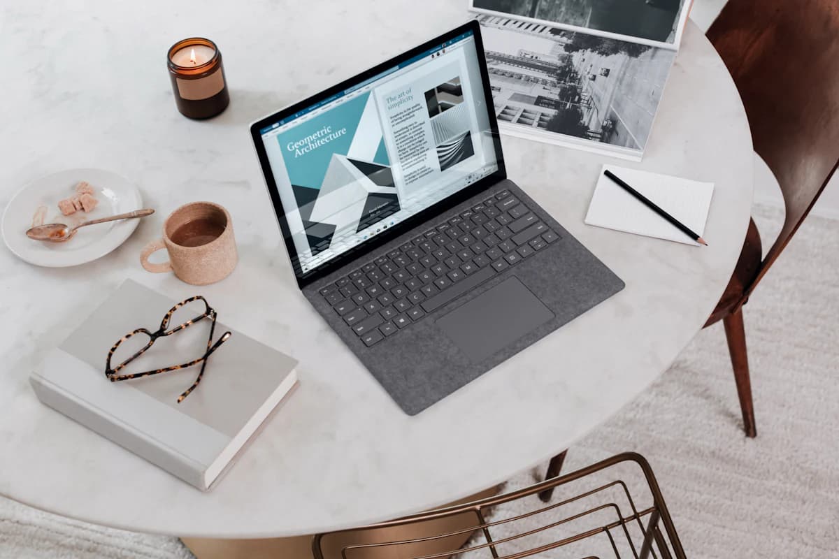 Laptop met online wellnessconsult naast notities en een kop thee