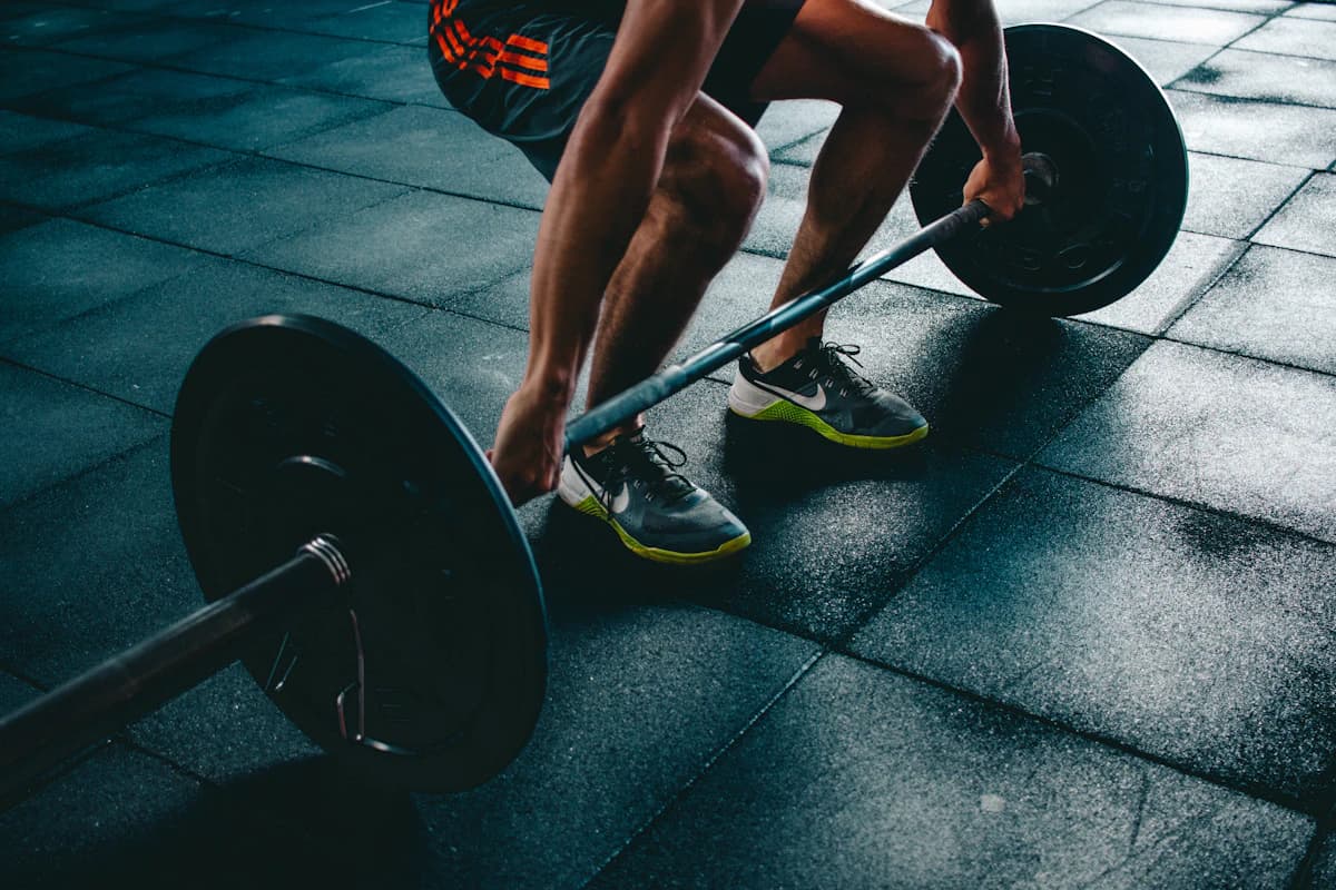 Personal trainer bespreekt een intakeformulier en trainingsdoelen met een nieuwe client in de fitness