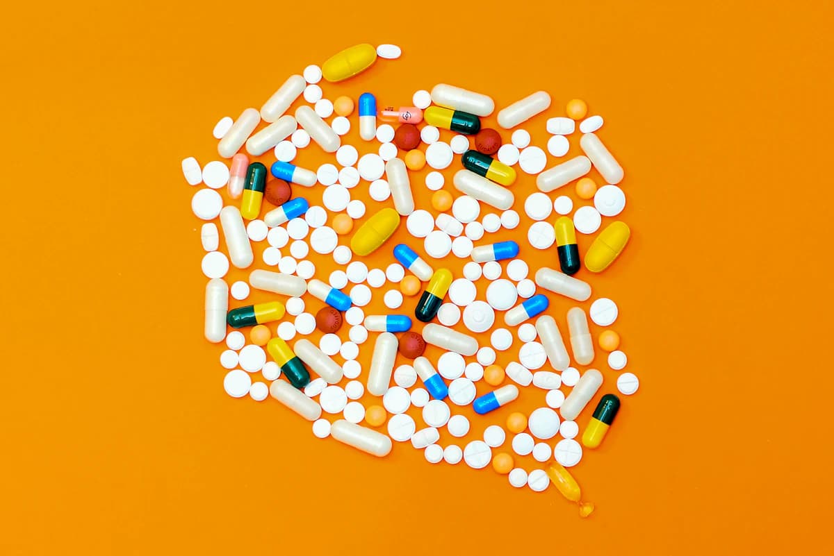 IJzerrijke voeding en ijzersupplementen naast een bloedonderzoekformulier