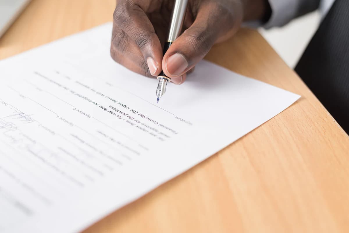 Klant en wellnessaanbieder bespreken samen de juiste behandeling