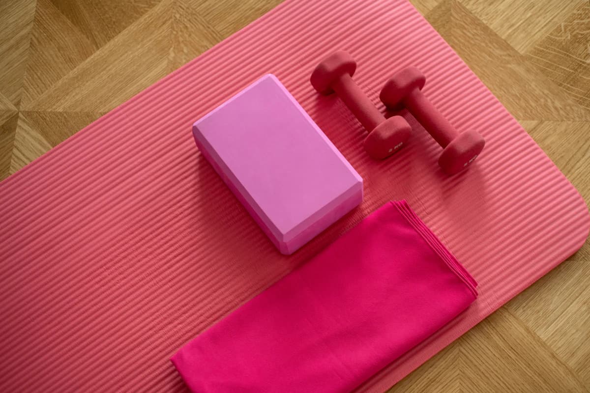 Yogamat met weekplanner en rustige ochtendroutine voor consequente yogabeoefening