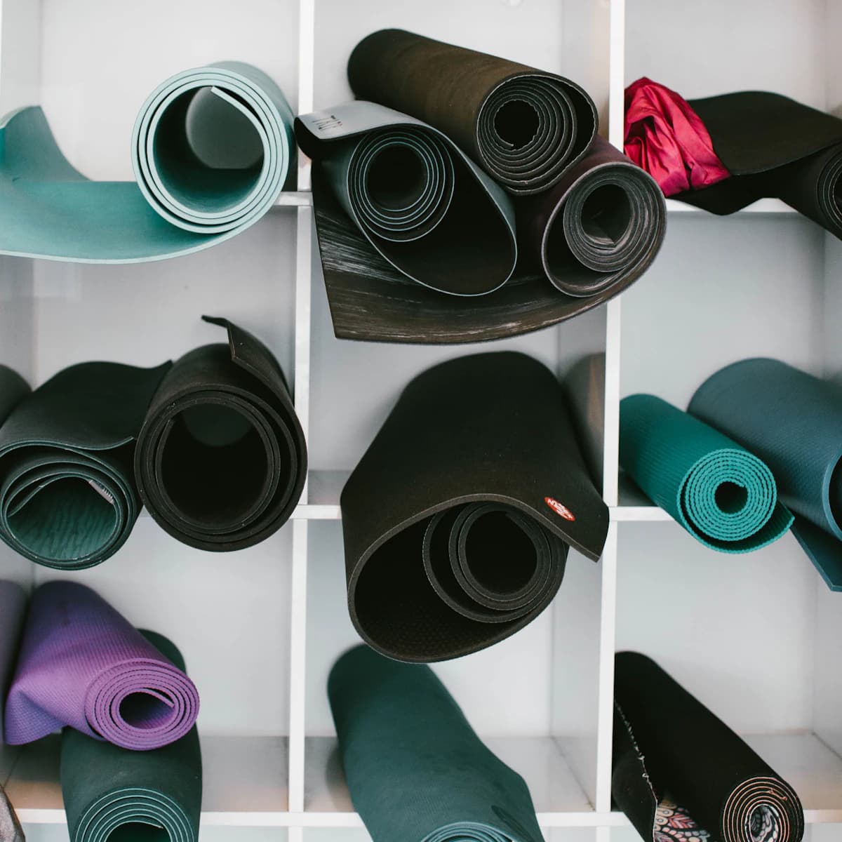 Warme yogastudio met matten, handdoek en waterfles voor hot yoga